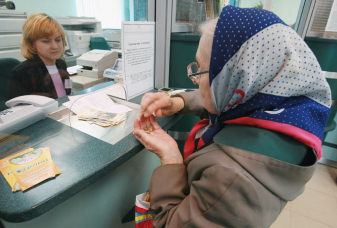 Пенсионерка получает пенсию Фото: Руслан Кривобок РИА Новости