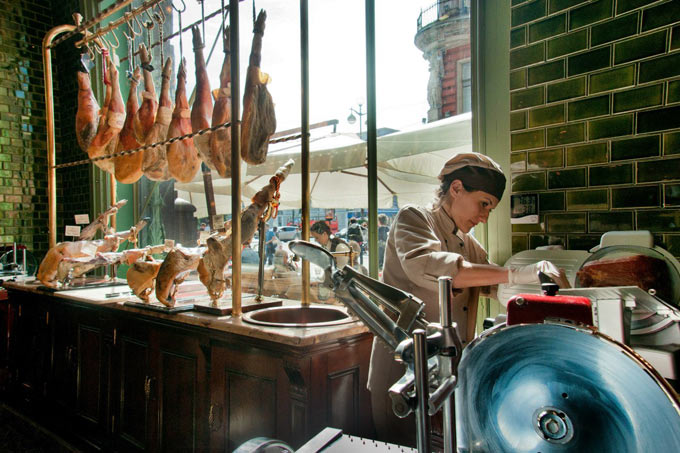 Нарезка мяса в лавке Фото: Анна Башкирова для ОК