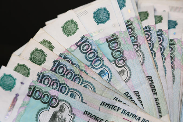 Россияне понесли валюту в банки