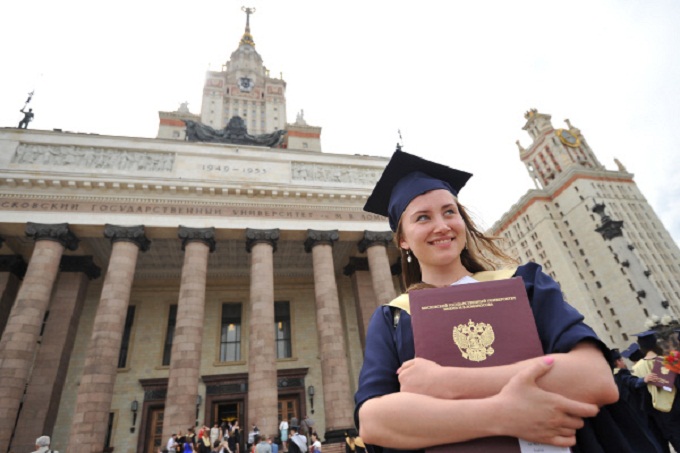  Выпускница университета после церемонии вручения дипломов с отличием 2012 года Рамиль Ситдиков, РИА Новости 