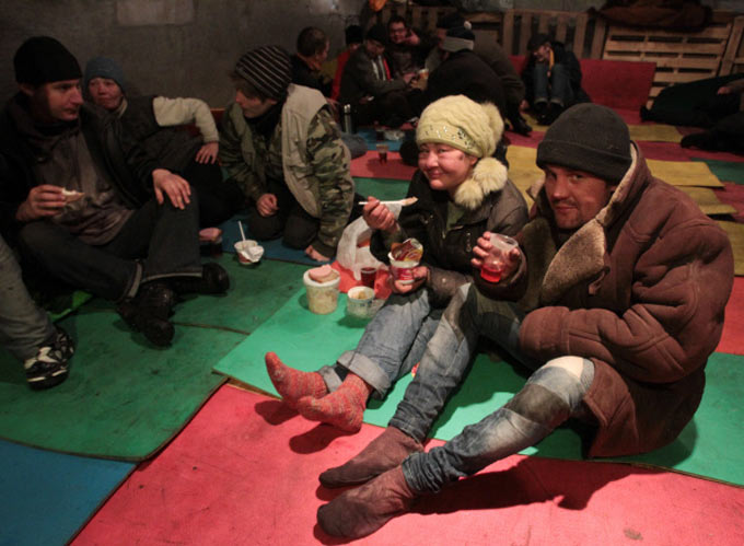 Работа пункта обогрева и ночлега для бездомных Фото: Анна Волкова РИА Новости