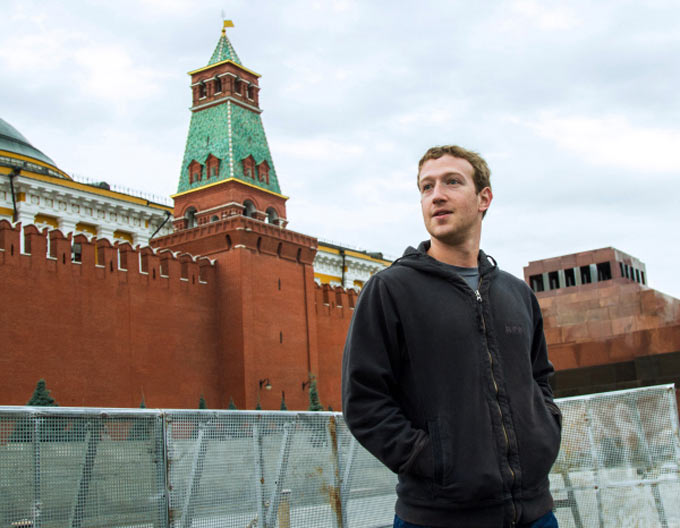 Основатель и генеральный директор социальной сети Facebook Марк Цукерберг во время прогулки по Красной площади в Москве Пресс-служба Facebook РИА Новости