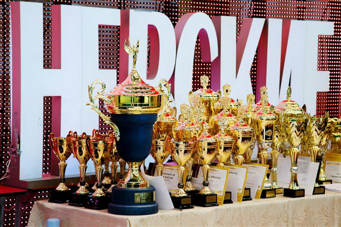Кубки победителей конкурса красоты Невские берега 2012 Иланда Хомякова для ОК