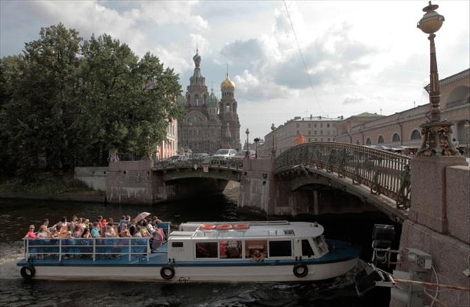 Прогулочный катер на реке Мойке в Санкт-Петербурге Алексей Даничев     РИА Новости