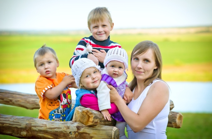 многодетная мама с детьми фото: Антонина Цветикова