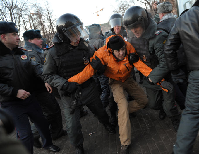 Митинг, ОМОН бьет мужика Фото: Геннадий Гуляев/Коммерсантъ