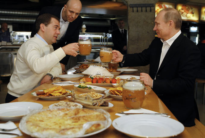 Дмитрий Медведев и Владимир Путин пьют пиво Фото: Дмитрий Астахов РИА Новости