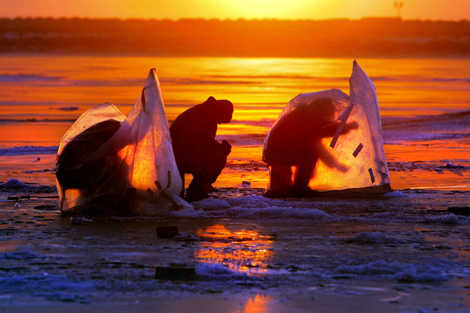 Зимняя рыбалка. Фото: Александр Петросян/Коммерсантъ