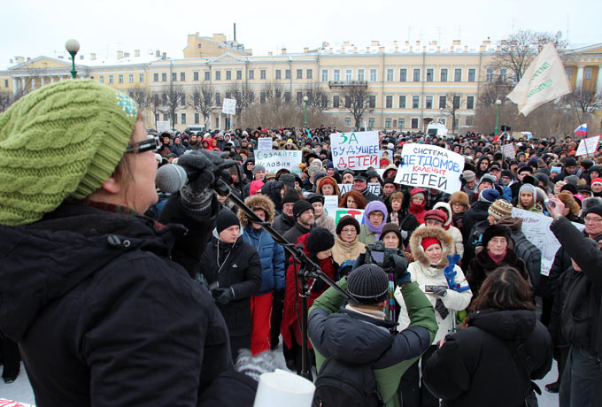 Митинг против "закона Димы Яковлева" прошел на Марсовом поле. Фото: Александр Чиженок/Коммерсантъ