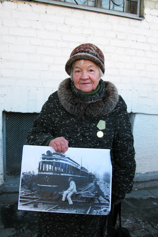 Нелли Михайловна Блинова в блокаду была подростком и жила на ул. Марата. Она помнит, какой радостью для ленинградцев был пуск после блокадной зимы первого трамвая. Несмотря на сильный мороз, нагрянувший  18 января, 90-летняя женщина пришла защитить  подстанцию от сноса, услышав объявление об акции памяти по петербургскому радио.