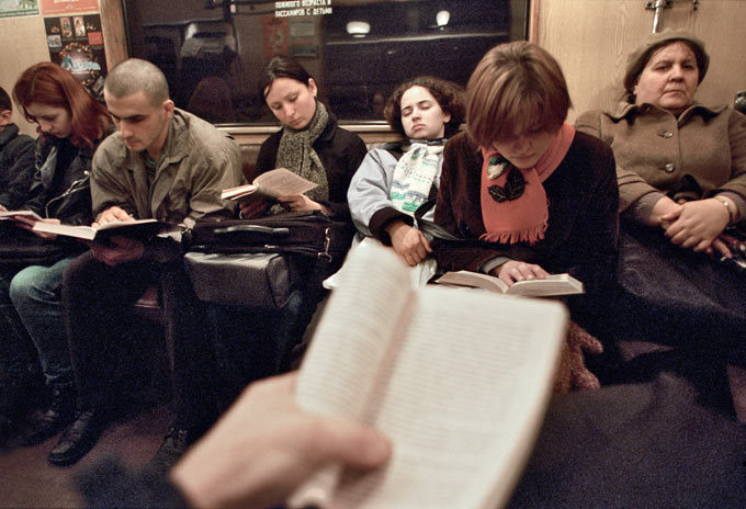 Люди читают книги в вагоне метро. Фото: Сергей Пономарев/Коммерсантъ