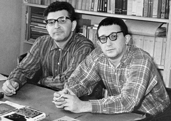 Писатели-фантасты Аркадий (слева) и Борис (справа) Стругацкие. Фото: РИА новости