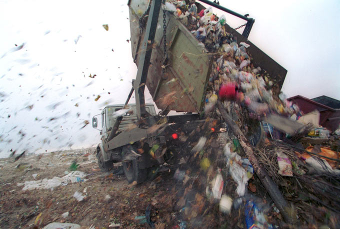 Разгрузка мусора на свалке Фото: Сергей Михеев/Коммерсантъ