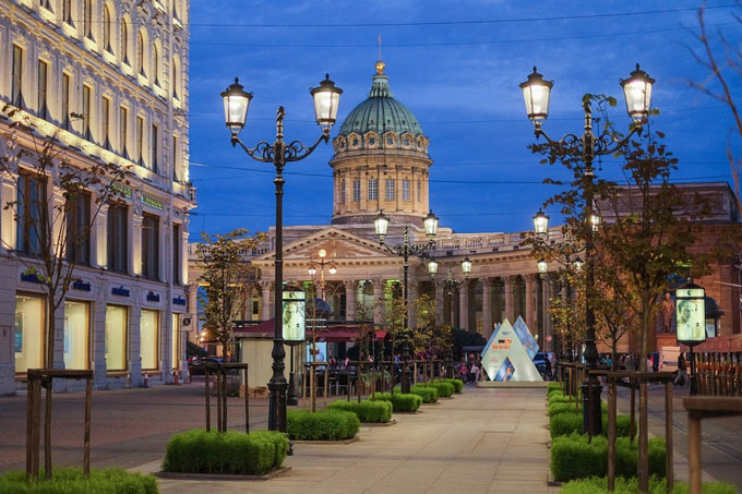 Истинно петербургские фонари осветили Малую Конюшенную улицу
