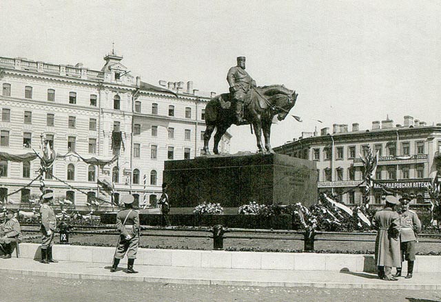  Памятник Александру III на Знаменской площади. Фото К.К. Булла, 23 мая 1909 года