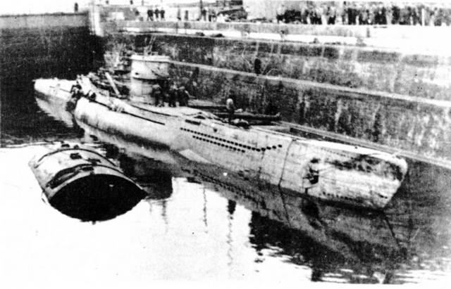  Фото: Подлодка U-250 в кронштадтском доке