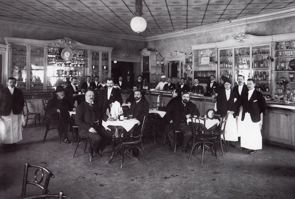  Посетители ресторана Доминик в доме 24 по Невскому проспекту. До 1914 года.