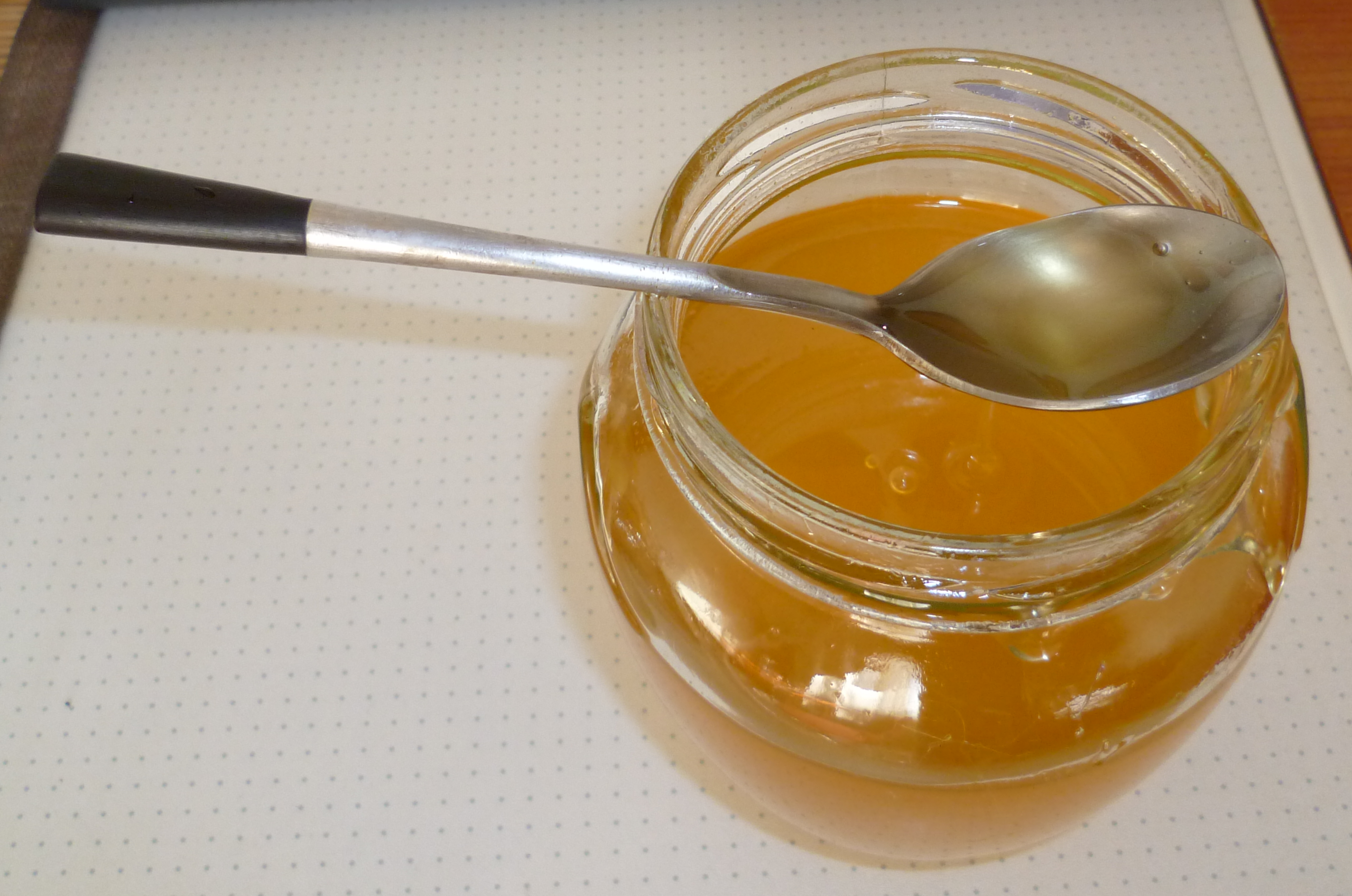 Мед разведенный водой. Ложка для меда. Мёд натуральный. Мед фото. Банка для меда.