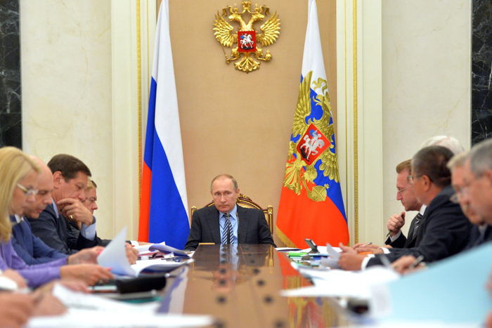 Путину показали три пути развития экономики 