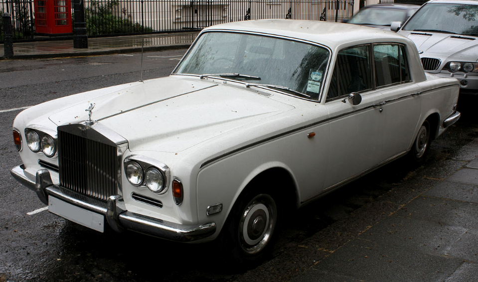 В Петербурге угнали раритетный Rolls-Royce