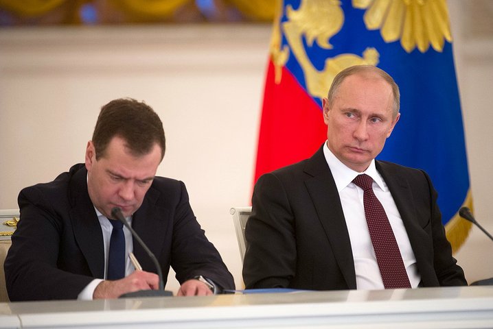 «Ведомости»: Медведев не ездит в регионы из-за подорванных рейтингов