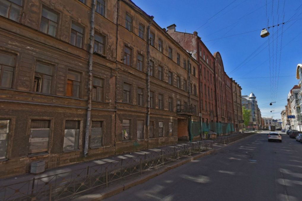 Город вспомнил о заброшенных зданиях в двух шагах от Невского