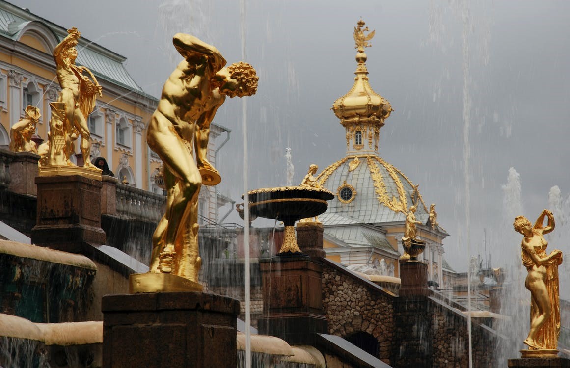 Пандемия отменила осенний праздник фонтанов в Петергофе