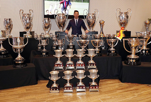  Лионель Месси с наградами, завоеванными вместе с «Барселоной». Фото: @fcbarcelona