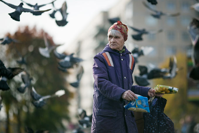 Бабушка кормит голубей Фото: Ольга Рычкова для ОК