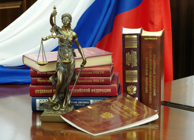 Статуя Фемиды и юридическая литература на столе в зале судебных заседаний Игорь Зарембо РИА Новости