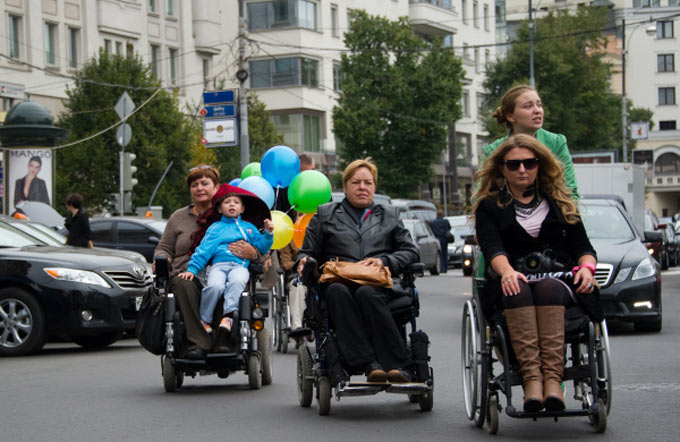 Участники акции, посвященной проблемам передвижения инвалидов по улицам. Александр Вильф РИА Новости