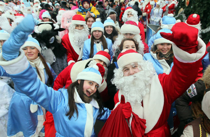 Участники праздничного шествия Дедов Морозов. Фото: Андрей Александров РИА Новости