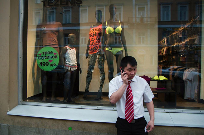 Менеджер говорит по телефону у витрины магазина Фото: Денис Тарасов для ОК
