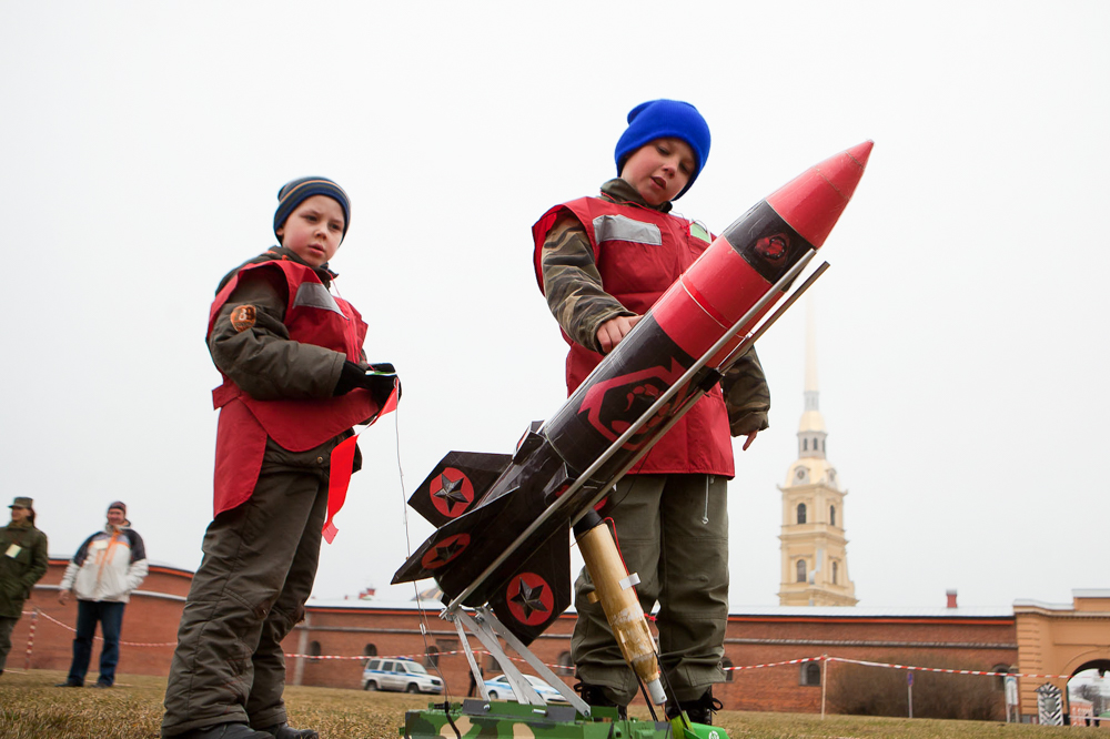 Какой сейчас запущен. Ребенок запускает ракету. Запуск макета ракеты. Дети запускают модели ракеты. Ракета рядом с человеком.