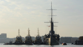 Крейсер «Аврора» отбуксировали в Кронштадт
