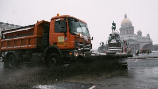 Уборка снега на улицах Петербурга