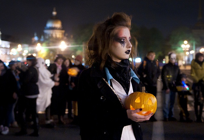 Девушка с тыквой на дворцовой площади Анна Башкирова для ОК