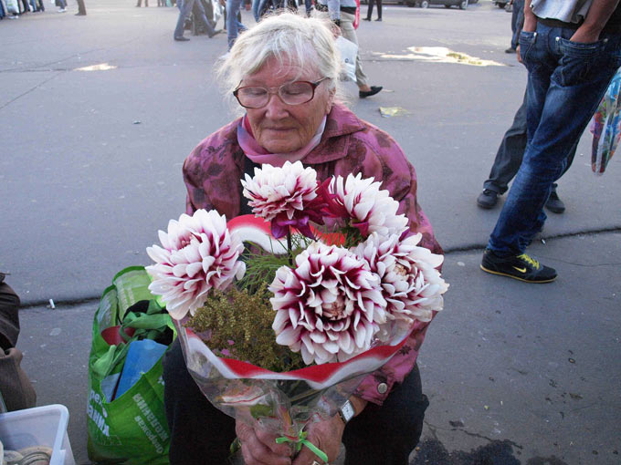 Женщина преклонного возраста продает цветы Павел Волков для ОК