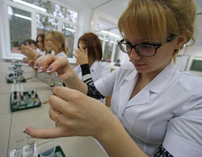  Школьники на уроке химии в школе Игорь Зарембо РИА Новости
