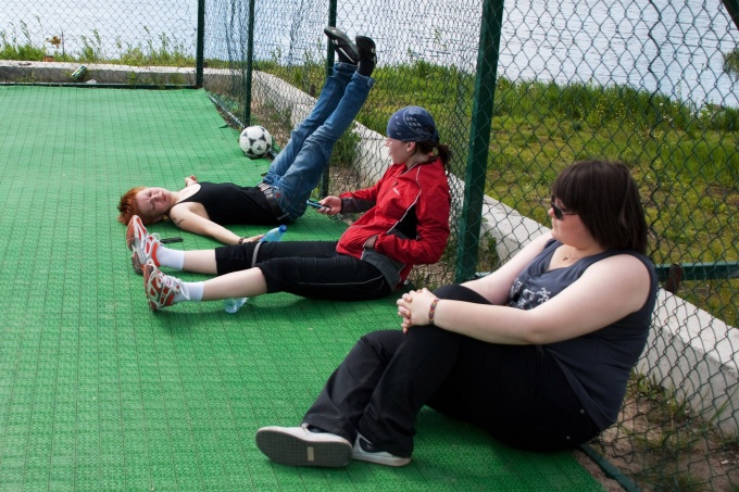 Студенты спят на спортивной площадке Александра Бауэр для ОК